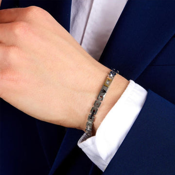 Ανδρικό βραχιόλι Maserati Diamonds JM125ATY24 από ανοξείδωτο ατσάλι και κεραμικό, ασημί-μαύρο με διαμαντάκια και μαύρη τρίαινα-φορεμένο.